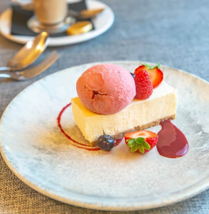 cheesecake with ice cream and fruit