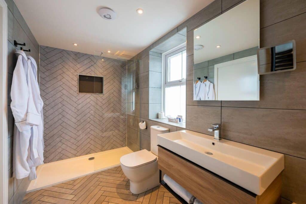 deluxe bathroom 2